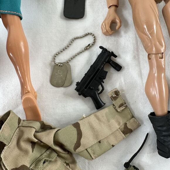 Vtg 90s 12" GI Joe Lot Military Action Figures Accessories Weapons Uniforms Etc. - Picture 15 of 16